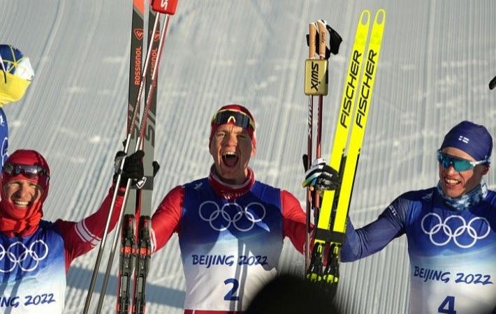 Лыжник Большунов принес России первую золотую медаль на Олимпиаде-2022