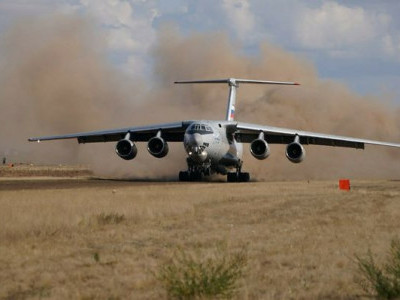 Ил-76МД-90А впервые выполнил посадку и взлет с грунта